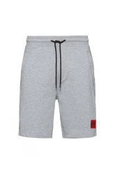 Herren Sweat-Shorts mit rotem Logo-Etikett / grau