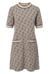 Kleid mit Allover-Muster / Beige